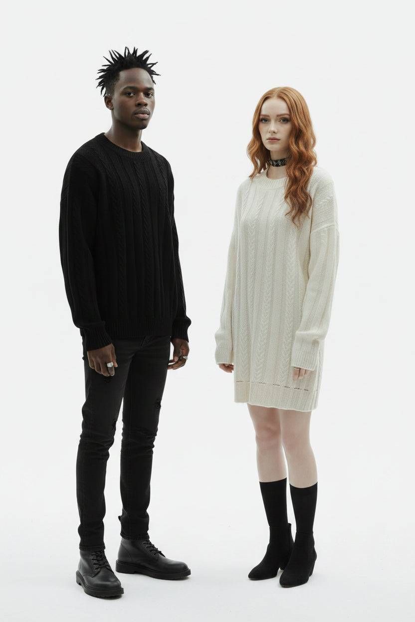 Allzom preto e branco malha torcida camisola de gola redonda com padrão de cabos. Modelo masculino em preto, modelo feminino em branco.