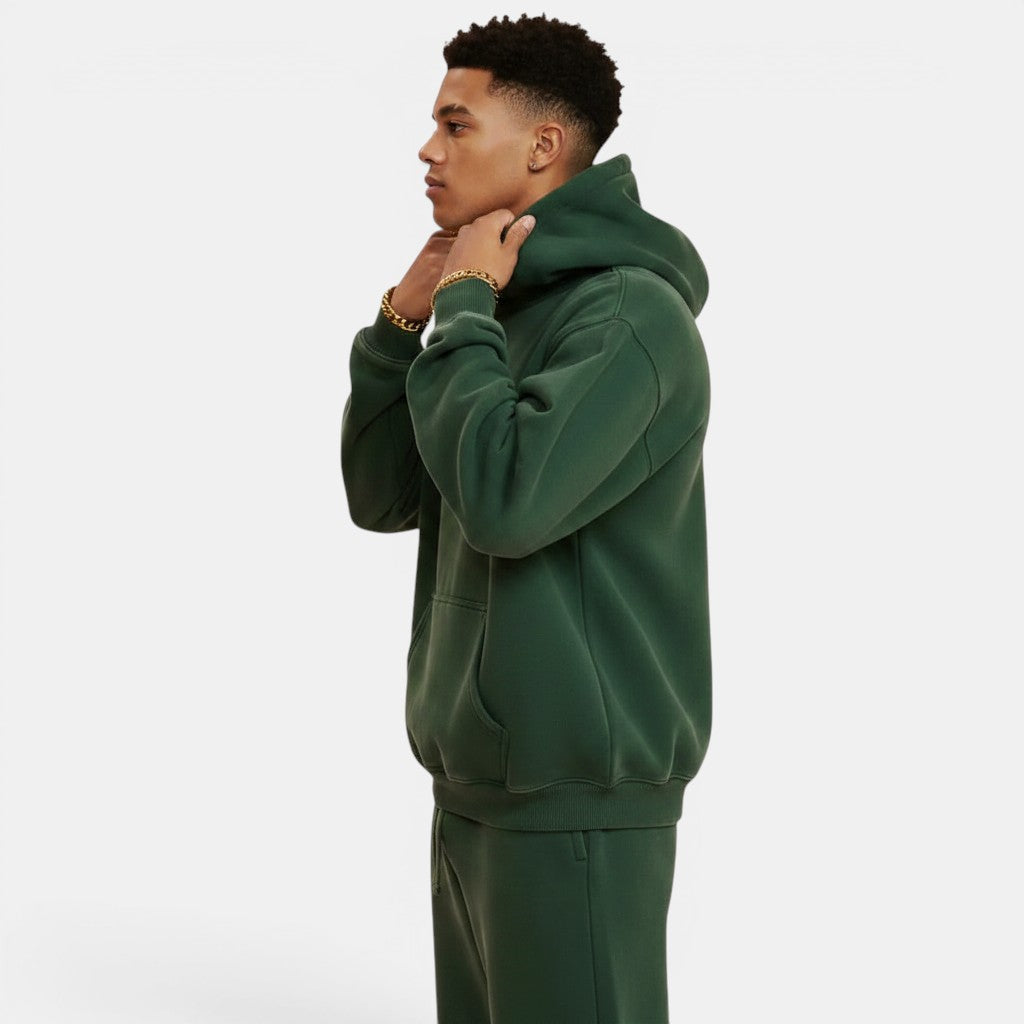 Homem com moletom com capuz acolchoado verde floresta Allzom, tecido de veludo, estilo retro.