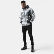 Allzom homem com capuz tie-dye solto em preto e branco, com detalhes em preto e punhos pretos.
