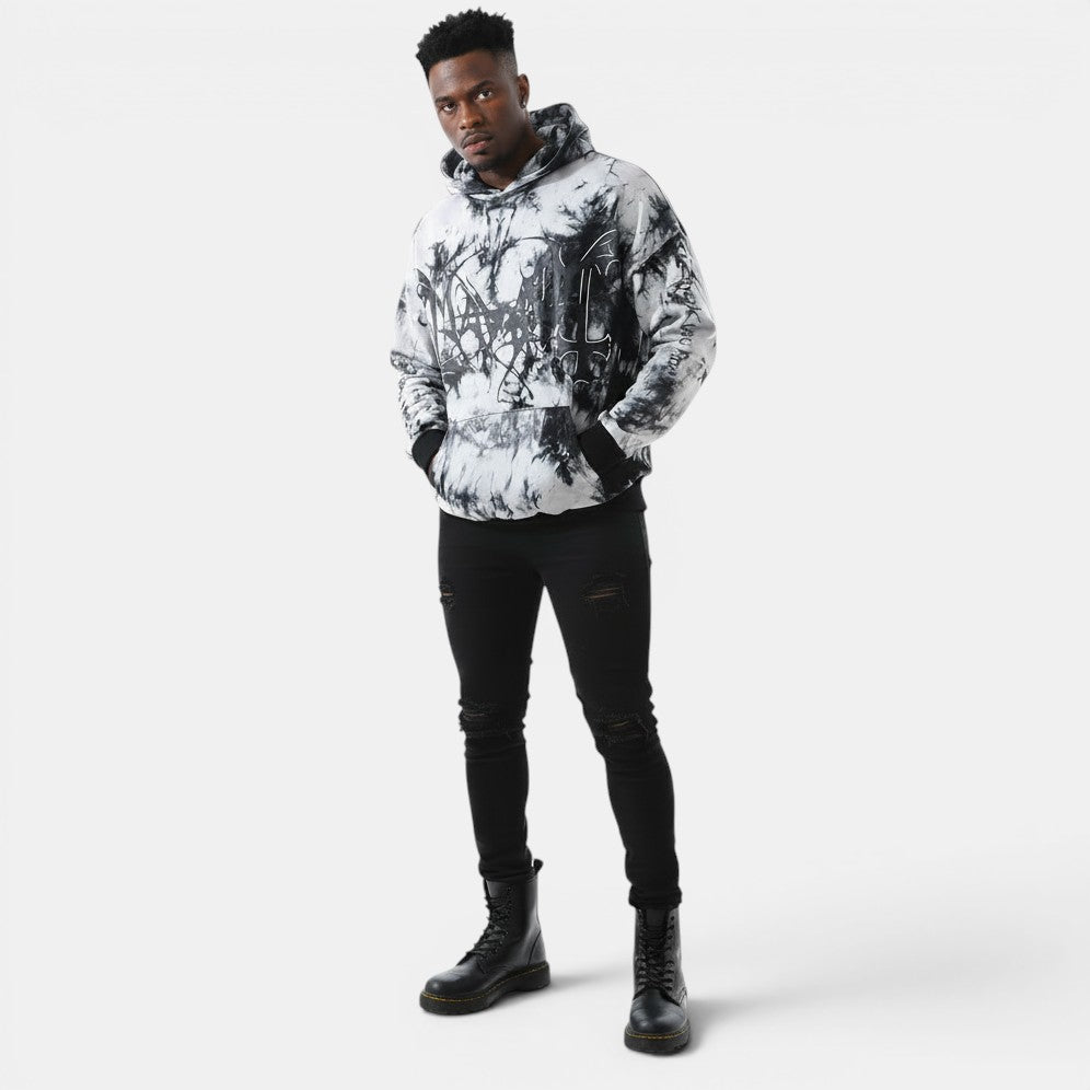 Allzom homem com capuz tie-dye solto em preto e branco, com detalhes em preto e punhos pretos.