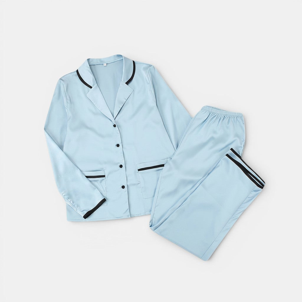 Conjunto de pijama Allzom de cetim azul claro com detalhes em contraste preto, camisa de manga comprida e calças compridas.
