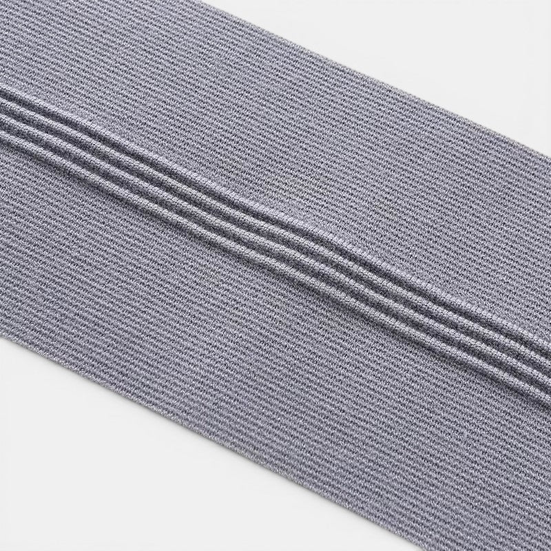 Allzom sweater com riscas em cinzento, branco e bege com costura em contraste. Design de peça falsa dupla.