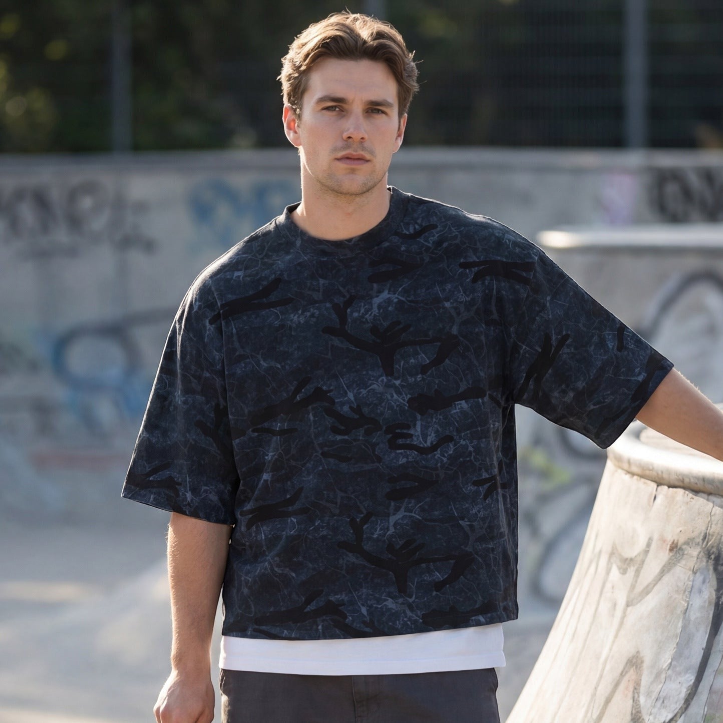 T-shirt de homem Allzom com padrão camuflado escuro, corte descontraído e gola redonda em algodão, estilo urbano.