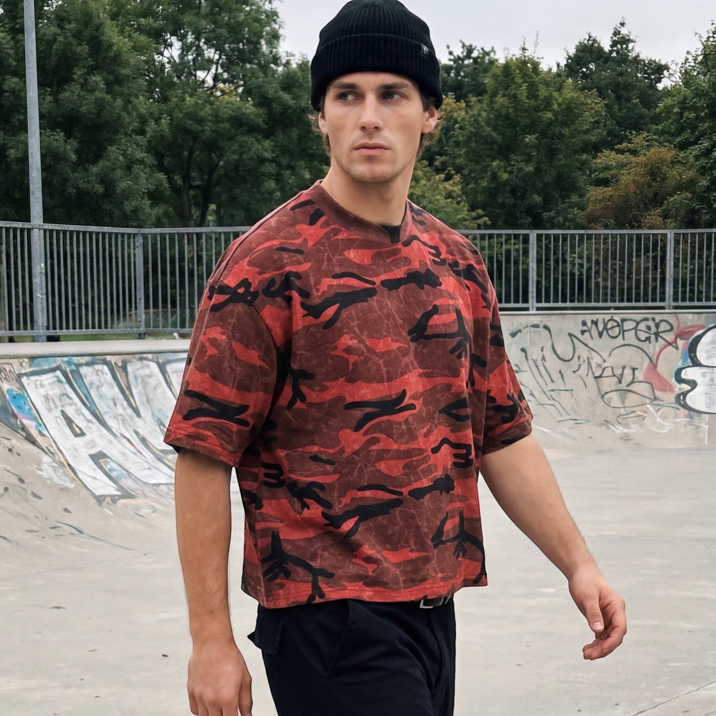 T-shirt Allzom de algodão com padrão camuflado vermelho e preto, corte descontraído e gola redonda para homem