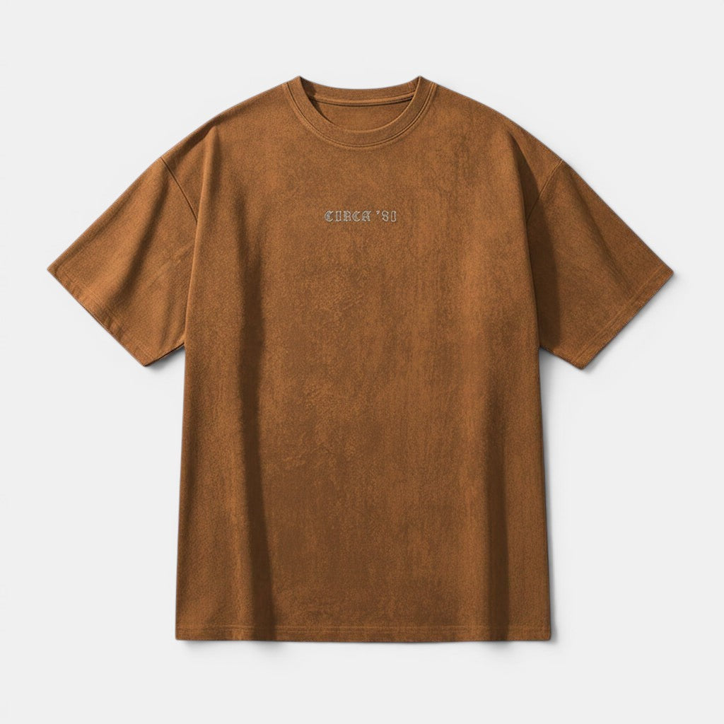 Allzom T-shirt de manga curta em camurça castanha com estampa "Circa '81" e gola redonda.