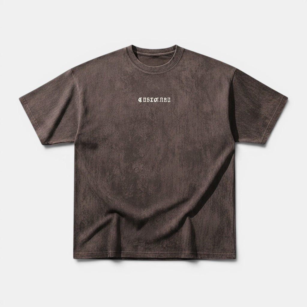 Allzom T-shirt de manga curta em camurça com gola redonda e estampa "CUSTO NAU" em tom escuro.