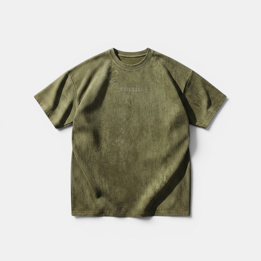 Allzom T-shirt verde militar em camurça, gola redonda, manga curta, com estampa discreta no peito.