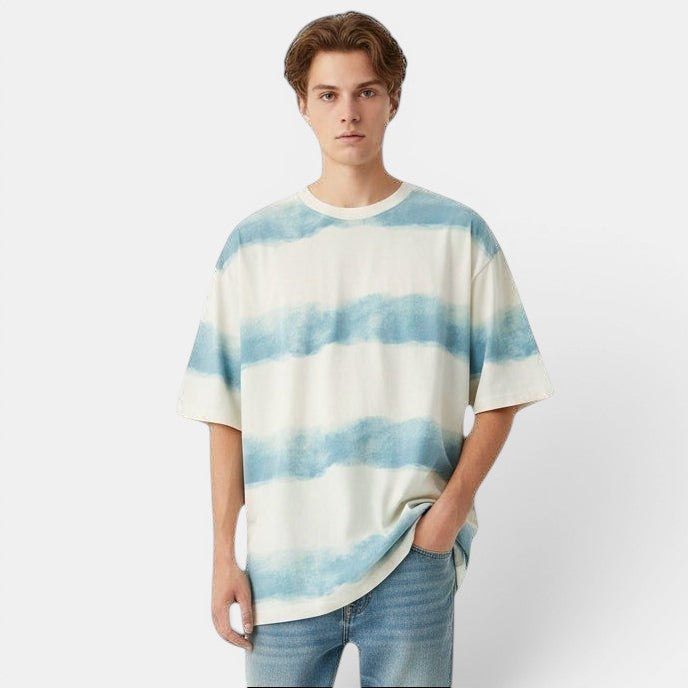 Allzom T-shirt de algodão branca com padrão de listras azuis em aquarela, manga curta, gola redonda.