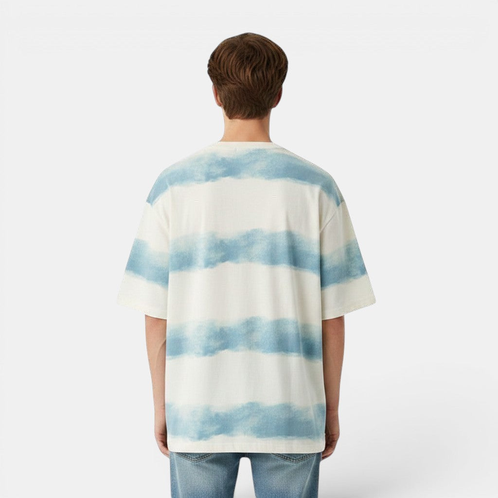 Allzom T-shirt de algodão branca com padrão de listras azuis em aquarela, manga curta, gola redonda.