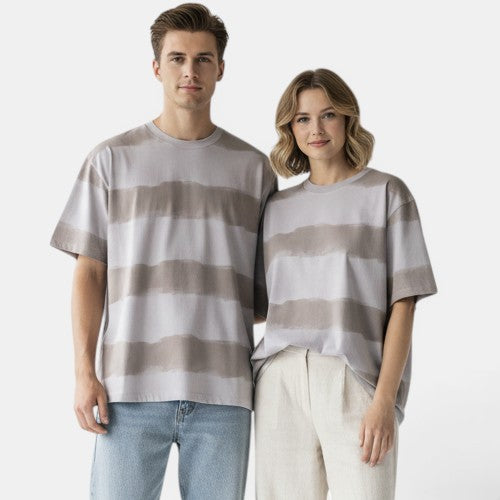 Allzom homens e mulheres em t-shirts de algodão com riscas tie-dye em tons de cinza e castanho, ajuste descontraído.