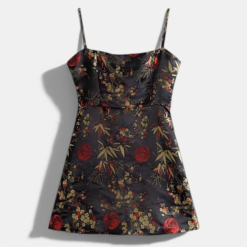 Allzom vestido curto de cetim preto com padrão floral e de bambu em dourado e vermelho, sem alças.