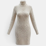 Vestido de malha bege Allzom com gola alta, padrão de cabos e fenda lateral. Perfeito para o inverno.