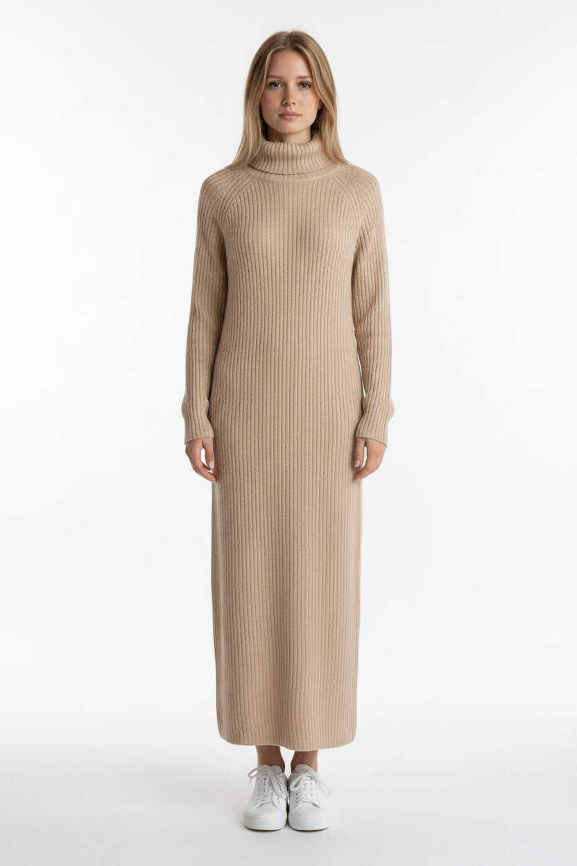Vestido de malha bege Allzom com gola alta, mangas compridas e silhueta solta. Modelo com ténis brancos.