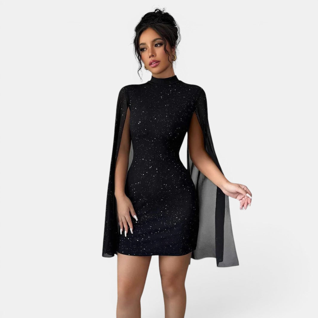 Allzom Vestido preto justo com decote redondo, mangas de capa e detalhes de pérolas, comprimento acima do joelho.